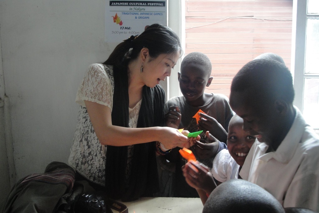 A JOCV member teaching members of the audience to make an origami “talking bird”