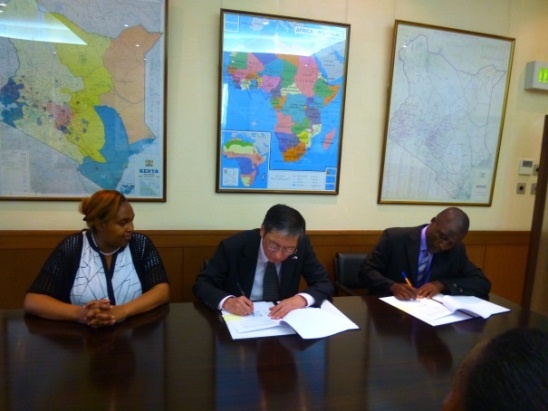 Grant contract signing between H.E. Mr Terada, Ambassador of Japan to the Republic of Kenya and Mr. Limo Symon Peter, Chairperson of Oasis Logistics Youth Group