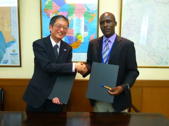 Grant contract signing between H.E. Mr Terada, Ambassador of Japan to the Republic of Kenya and Mr. Limo Symon Peter, Chairperson of Oasis Logistics Youth Group
