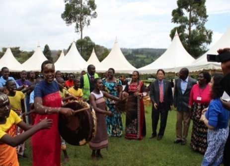 Mr. Mori and other officials dancing together with pupils to express their joy