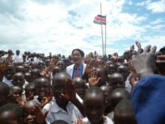Pupils of Kipsiorori Primary School welcoming Mr. Mikio Mori, Charge d’ Affairs of Japanese Embassy in the Republic of Kenya