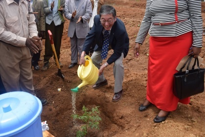 H.E. Mr. Tatsushi Terada planting the indigenous species, Melia Volkensii