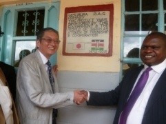 Ambassador Terada and Deputy Governor Maangi, unveiling the plaque and shaking hands