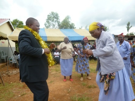 Deputy Governor Maangi joining the women’s group for joyful dance