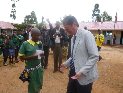 Ambassador Terada joining the dance with pupils