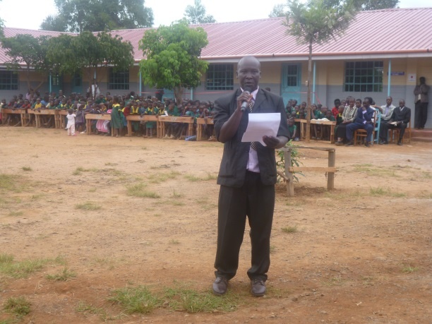 Head Teacher of Gesurura Primary School giving project over view