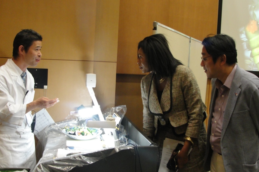 Chef Kobayashi talking to Ms. Yvonne Wamalwa and Minister Mori