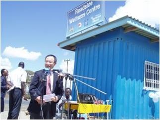 Mr. Yamada speaking to the guest in front of new Roadside Wellness Center in Maai Mahiu.