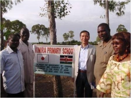 Ambassador Takata with stakeholders of the project at the signboard
