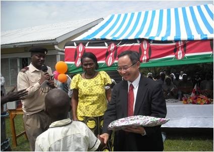 One of the beneficiaries presents a gift to Deputy Ambassador as a token of appreciation