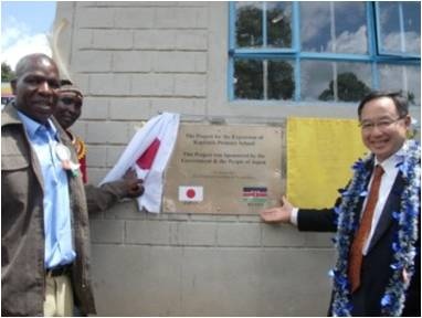 Mr. Yamada (right) opened the memorial  plaque with Mr. Okutoyi (left)