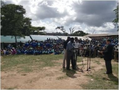 Mr. Yamada (right) giving his speech in front of more than 500 attendances