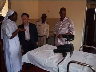 Mr.Yamada receiving an explanation from Sr. Mary