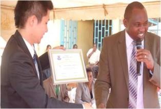 Mr. Yamana receiving souvenir