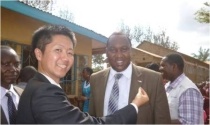Mr. Yamana presenting the budge for 50th anniversary of Japan Kenya diplomatic ties