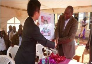 Mr. Yamana receiving souvenir