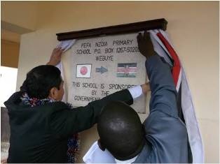 Unveiling of the plaque by Amb. Takata & Mr. Kiberenge, Headmaster of the school