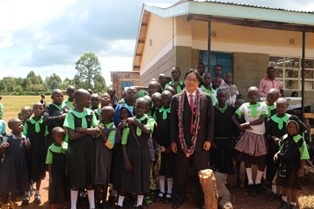 Mr. Mori and pupils of Yuya Primary School