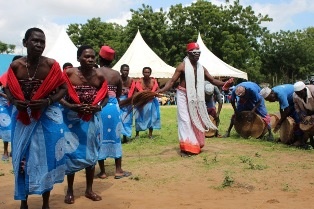 伝統音楽と踊りを披露する生徒と地域の長老方
