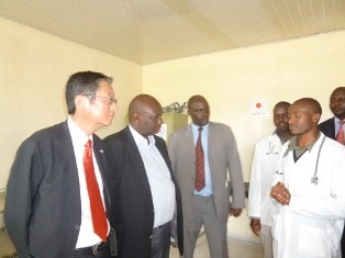 H.E. Mr. Terada and Governor listening to the Doctor.