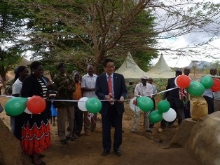 Mr. Mikio Mori, Deputy Ambassador of Japan cutting the ribbon