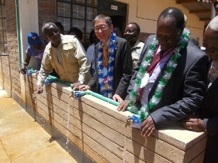 H.E. Terada, Hon. Dr. Julius Makau Malombe (right), and Dr. Isaac Kalua; Chairman & Founder of Green Africa Foundation (left) testing the water supply