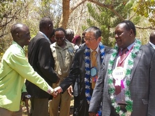 Community members welcoming H.E. Terada and Hon. Dr. Julius Makau Malombe ; The Governor of Kitui County (right)