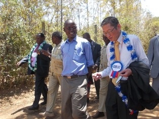 H.E. Terada receiving information about the project from Architect Nick son Otieno (Green Africa Foundation) while touring the new facilities