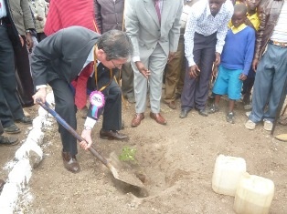 Ambassador Terada and Governor David Nkedienye planting trees