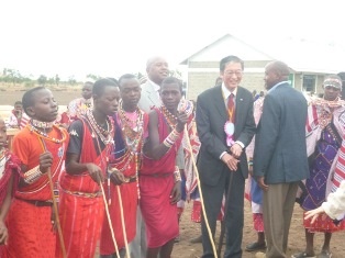 Ambassador Terada dancing with pupils and other guests