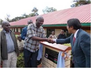 Mr. Mori and the area MP Hon. Irungu Kangata shaking hands at the plaque