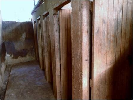 傾いている竪穴式トイレ棟