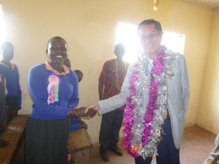 pupil saying ‘Thank you’ to Ambassador Terada in Japanese
