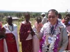 Community member welcoming Ambassador Terada