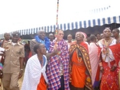 Ambassador Terada receiving a traditional Masai costume as a token of appreciation for the support.