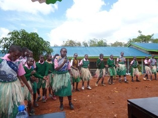 日本語の歌「若者たち」とカンバ族の踊りを披露するルングルエニ小学校児童達