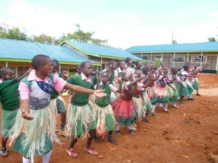 日本語の歌「若者たち」とカンバ族の踊りを披露するルングルエニ小学校児童達