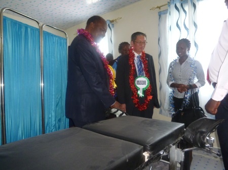 Ambassador Terada and Governor Ranguma touring the maternity ward.