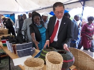 Ambassador Terada viewing the products made of water-hyacinth