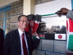 H.E. Mr. Terada, The Ambassador of Japan to the Republic of Kenyaunveiling the plaque.