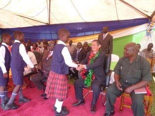 Pupils greeting with H.E. Terada