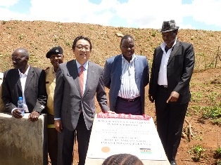 From left to right : Mr Mavengo, elder, Mr Lawrence Ikuku, chief of Thaananzau location, Mr Mikio Mori, Deputy Ambassador of Japan to Kenya, Mr Sammy Ngangi, CEO of  WGDP and Mr Vonza Mwendwa, Chairman of WGDP in front of the project plaque