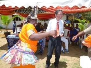 Ambassador Terada joining the traditional dance.