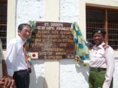 Ambassador Terada and Assistant County Commissioner, Ms. Selina Meitha unveiling the plaque.