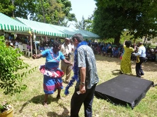 Ambassador Terada joining the dance