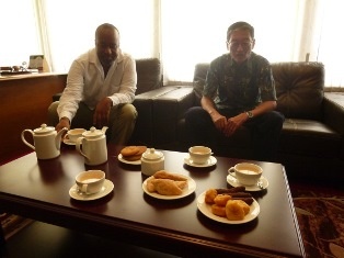 Ambassador Terada having Swahili Breakfast with Governor Joho