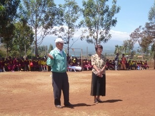 Mr. Yano, Chairman of Ushirika International and Ms. Tomaru giving project overview