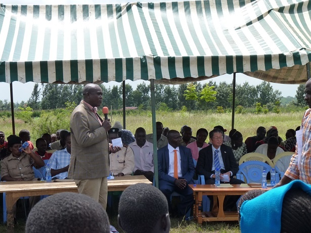 Hon. Mr Peter Kamande, MP of Maragua Constituency, addressing the assistance