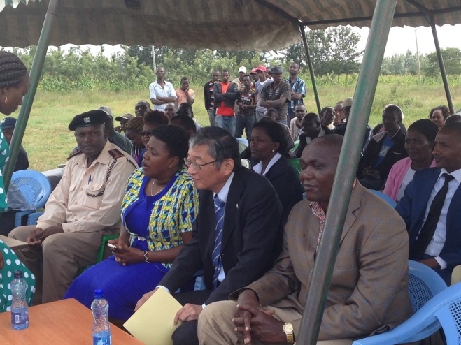 From left to right : Mr Simon Kamande, Chief of the area, Hon. Sabina Wanjiru Chegue, Murang’a County MP, HE Ambassador Terada, Hon. Peter Kamande, Marangua Constituency MP