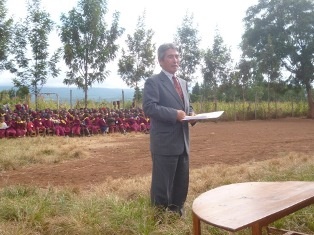 Mr. Yano, Chairman of Ushirika International, giving project overview